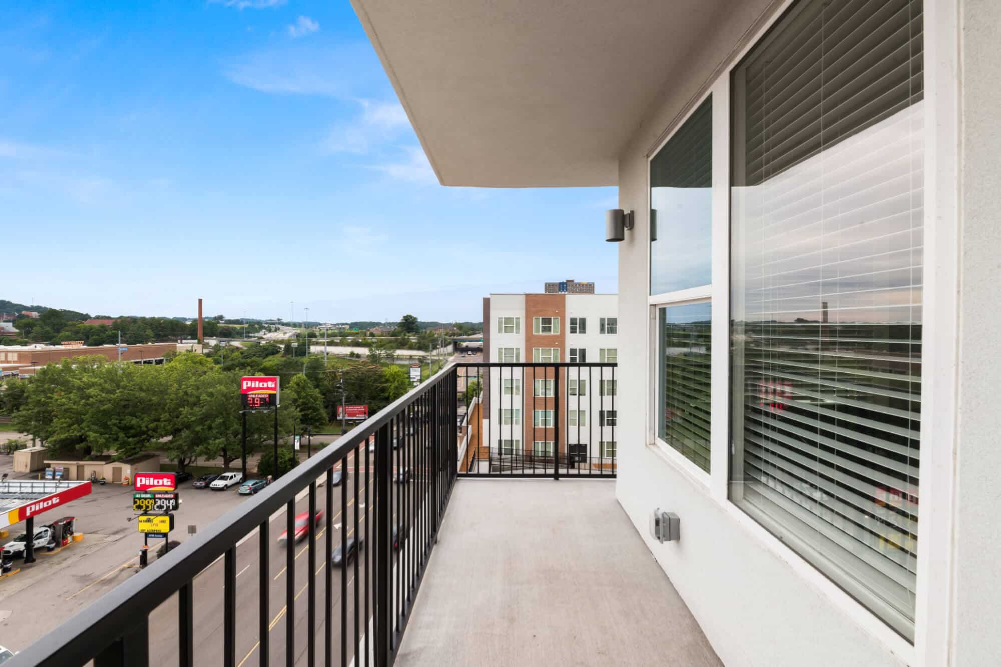 nova knoxville off campus apartments near the university of tennessee knoxville private patios and balconies over looking cumberland ave